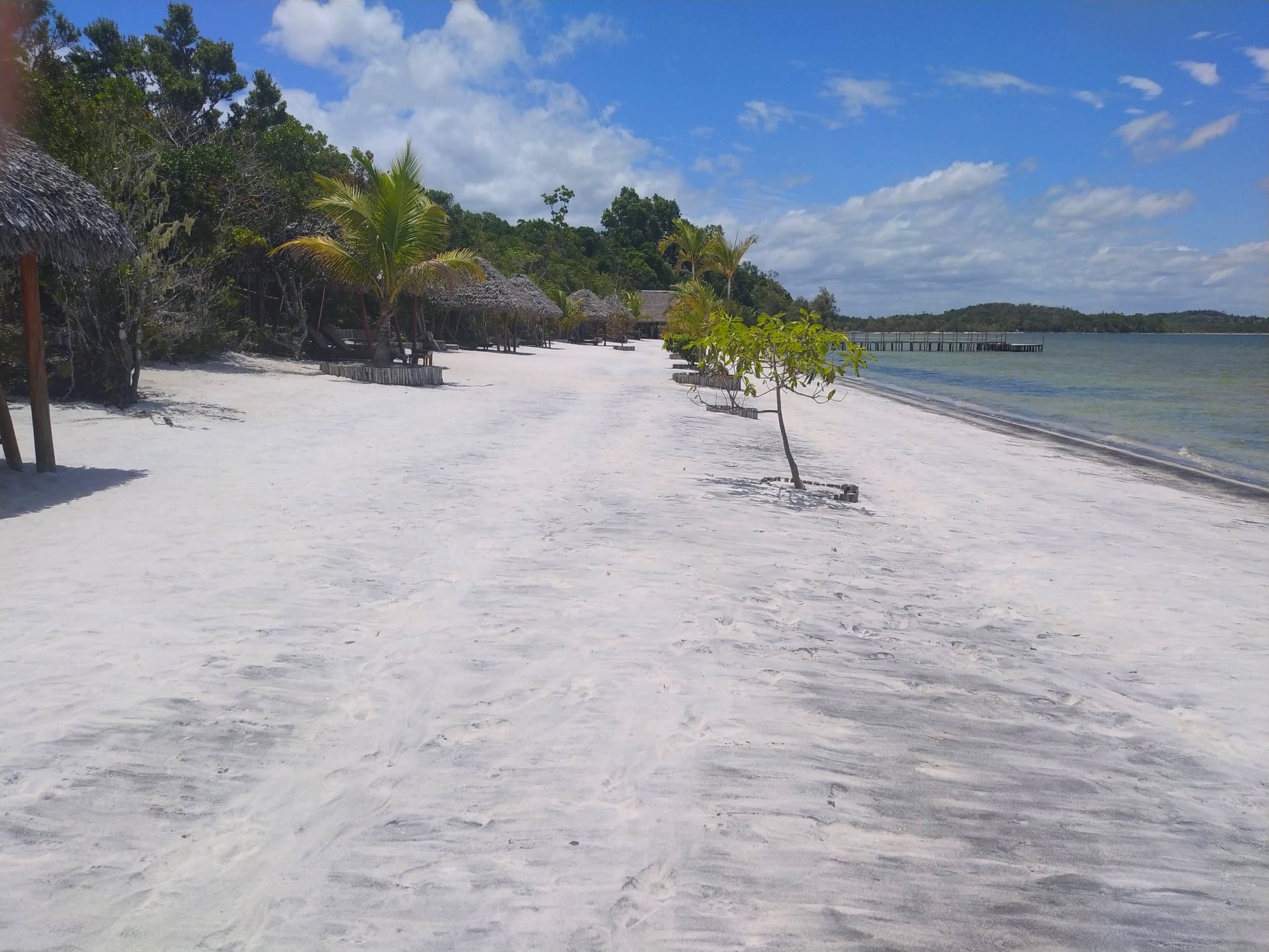 Plage immaculée et sable blanc très fin à Palma Beach sur le Lac Amphitabe de Madagascar